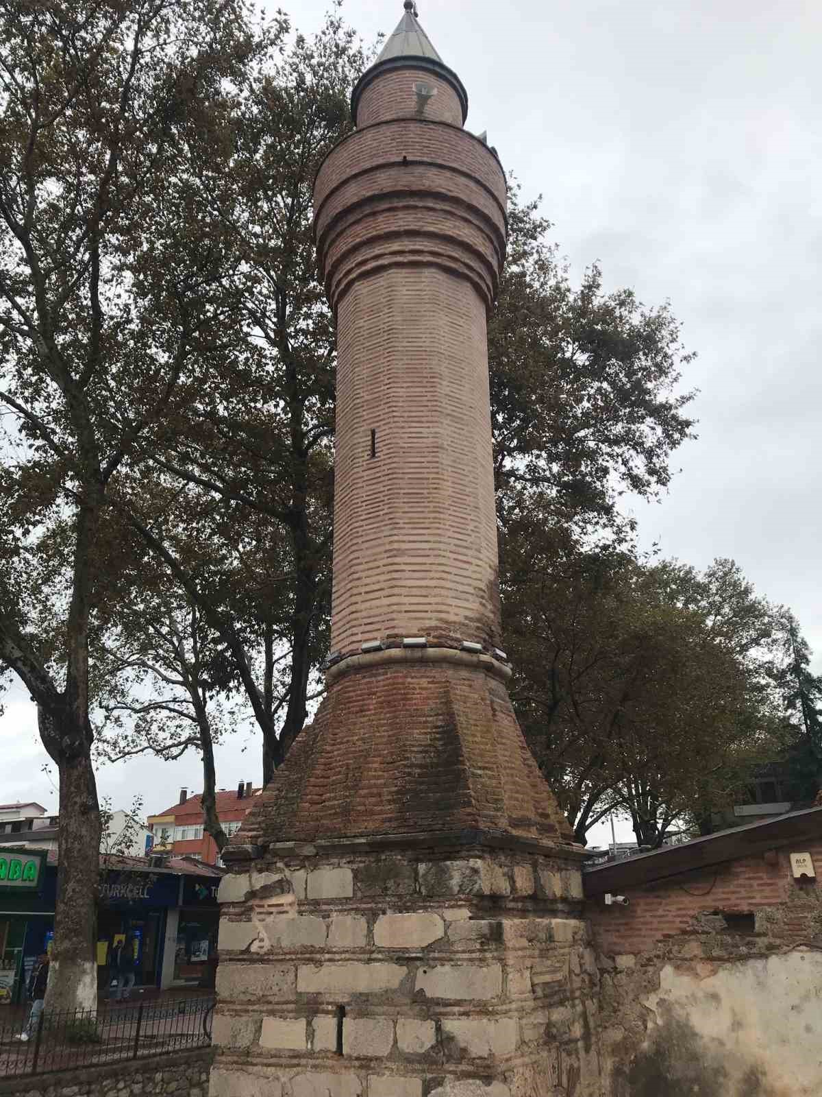 Tepki &ccedil;eken restorasyon: "602 yıllık minare ayakta, 18 yıllık minare &ccedil;&uuml;r&uuml;yor"
