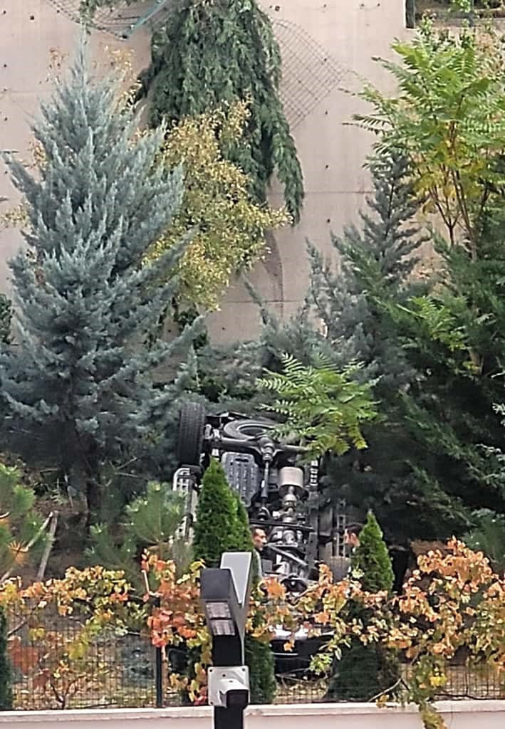 Kontrolden &ccedil;ıkan otomobil istinat duvarından aşağı u&ccedil;tu: 1 yaralı
