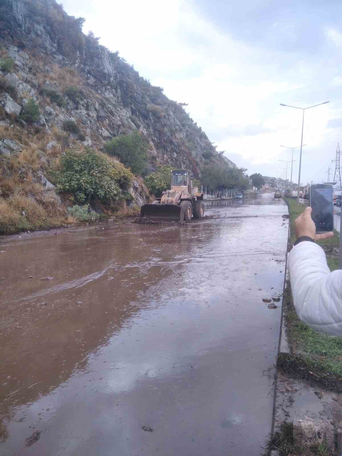 Söke’de toprak kayması: "Karayolu trafiğe kapandı"