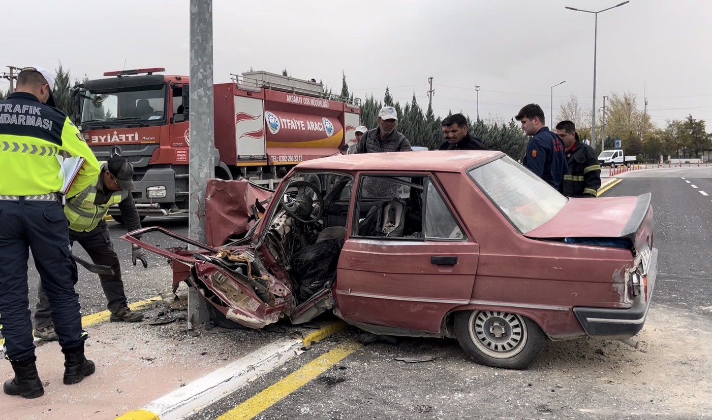 Aydınlatma direğine çarpan otomobil hurdaya döndü: 1’i ağır 2 yaralı