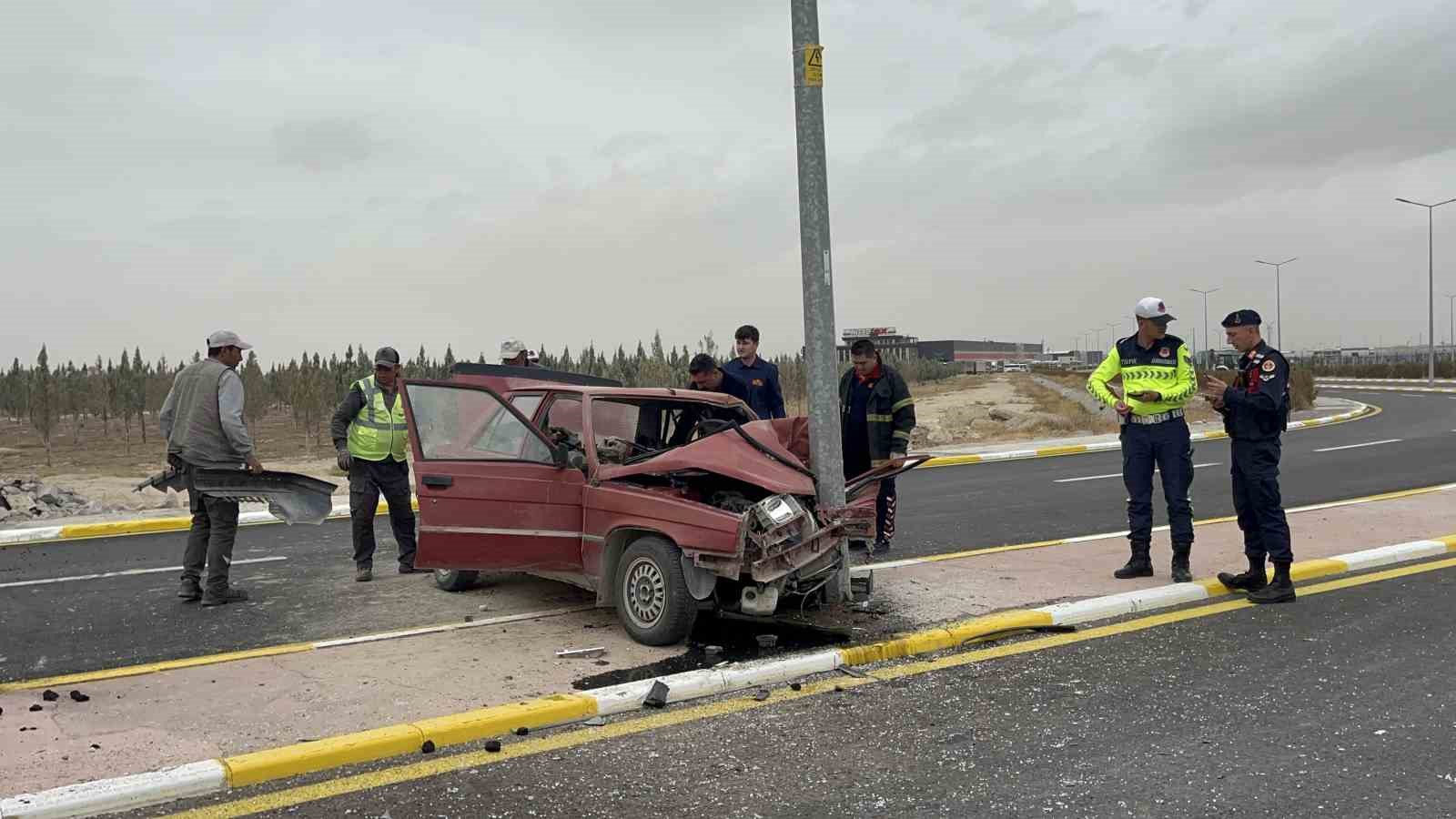 Aydınlatma direğine çarpan otomobil hurdaya döndü: 1’i ağır 2 yaralı