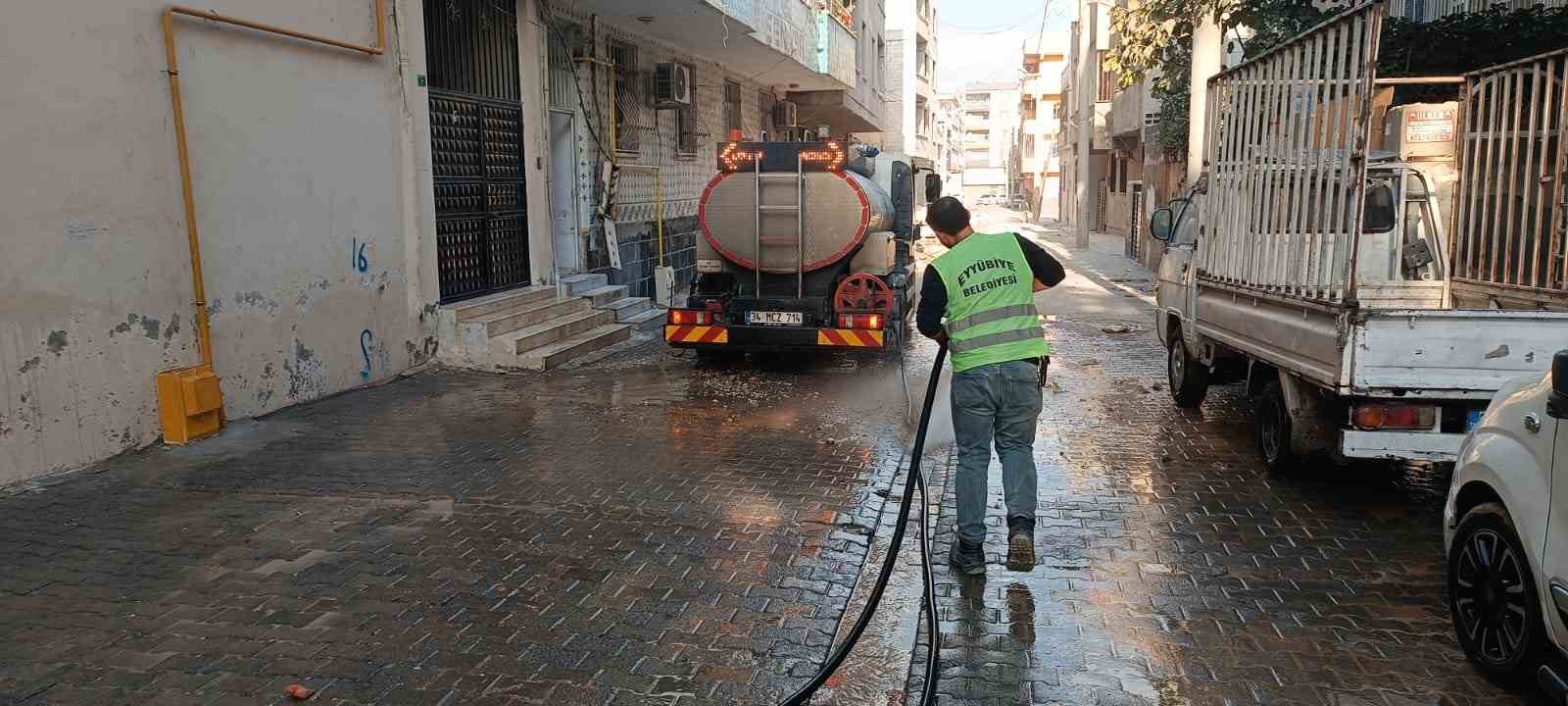 Eyy&uuml;biye Belediyesi kirlenen sokakları yıkadı
