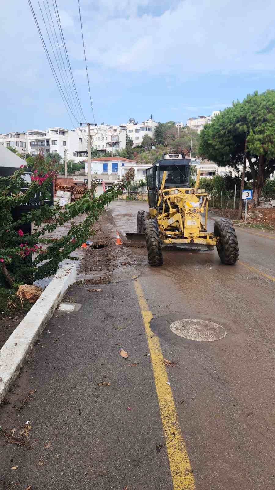 Bodrum&rsquo;da aynı g&uuml;n iki manzara: Bir yanda taşkın, diğer yanda deniz keyfi
