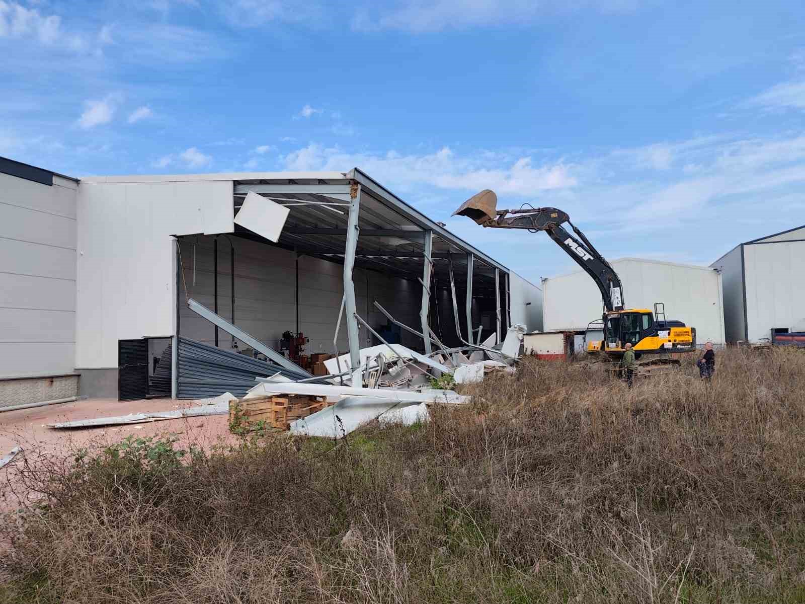 &Uuml;r&uuml;nl&uuml;&rsquo;de iki ka&ccedil;ak yapı yıkıldı
