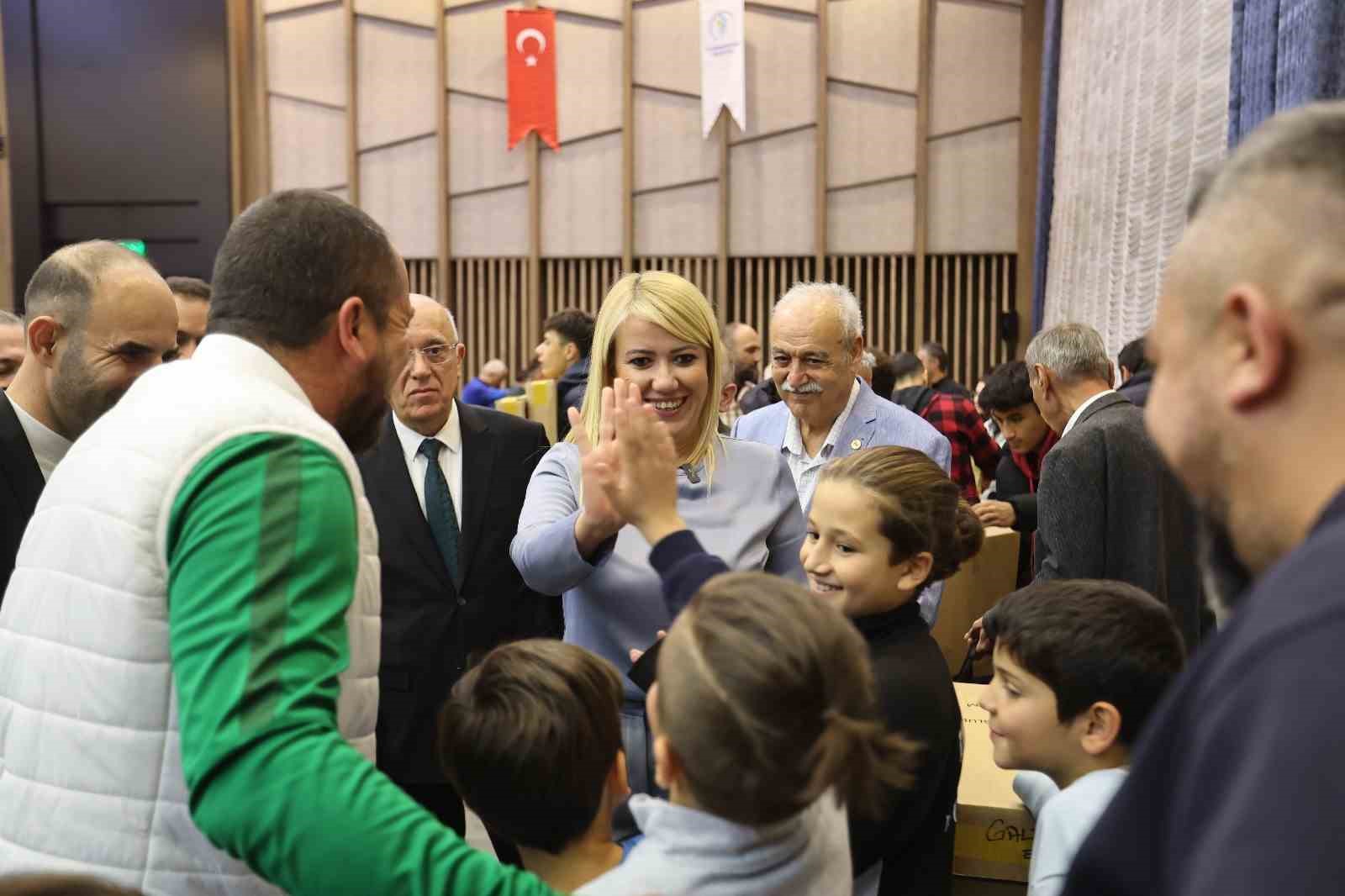 Yılmaz Vural amat&ouml;r spor kul&uuml;plerine destek i&ccedil;in Merkezefendi&rsquo;de
