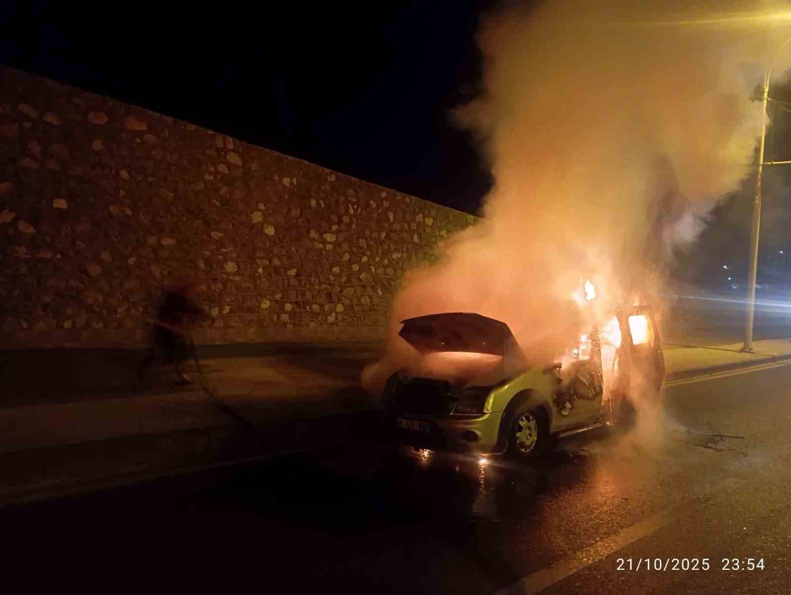 Malatya’da seyir halindeki hafif ticari araç alev aldı