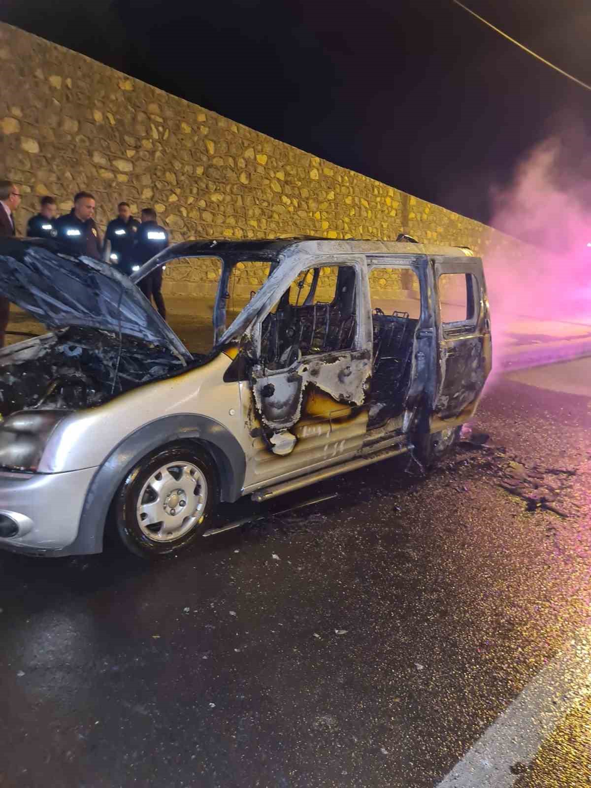 Malatya&rsquo;da seyir halindeki hafif ticari ara&ccedil; alev aldı
