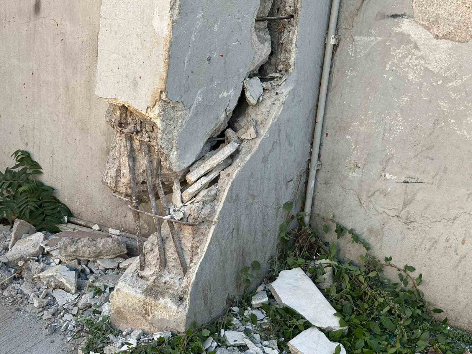 Kocaeli&rsquo;de freni boşalan otob&uuml;s duvara &ccedil;arptı: 3&rsquo;&uuml; polis 7 yaralı
