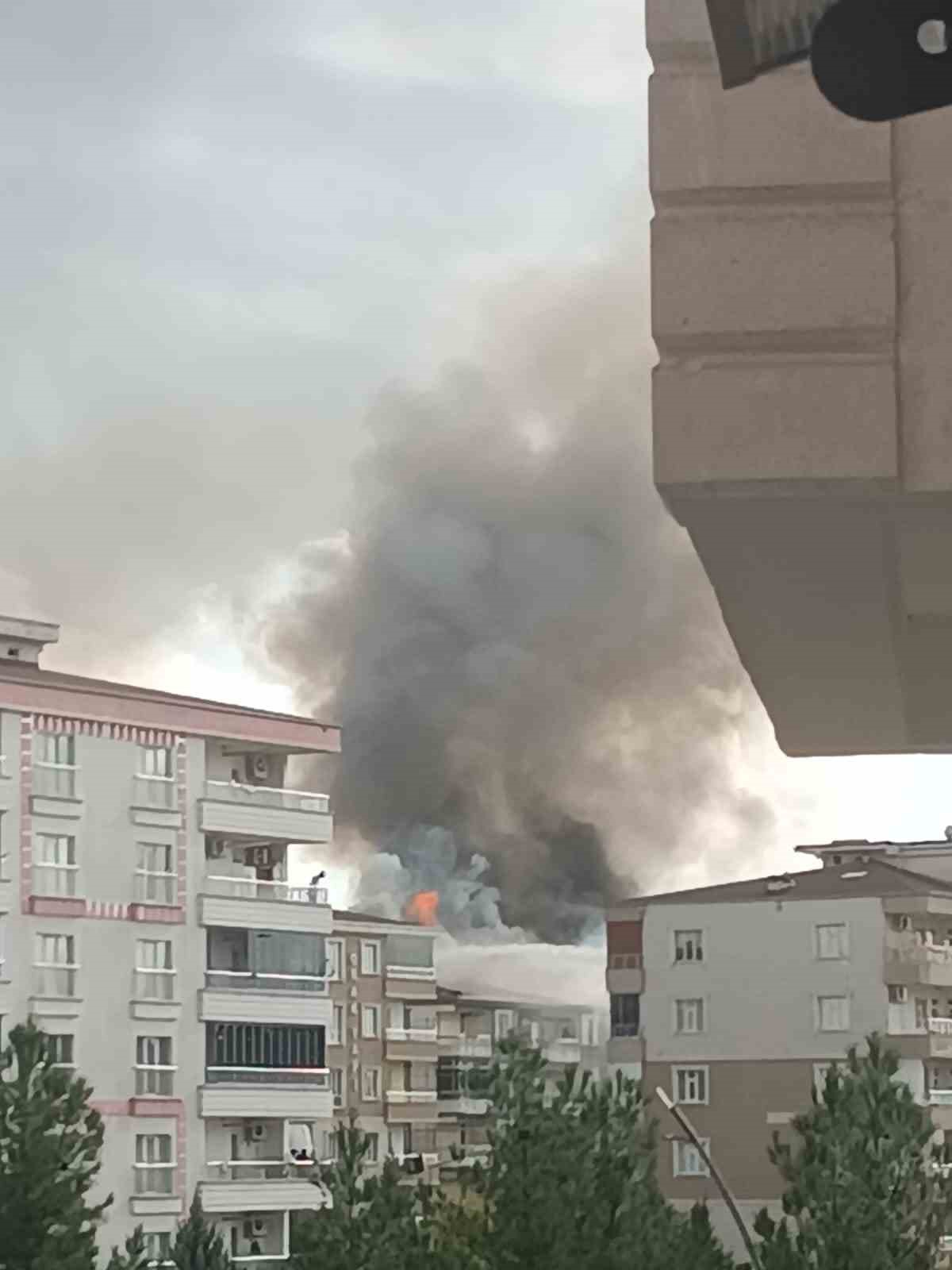 Batman&rsquo;da &ccedil;atı katında korkutan yangın
