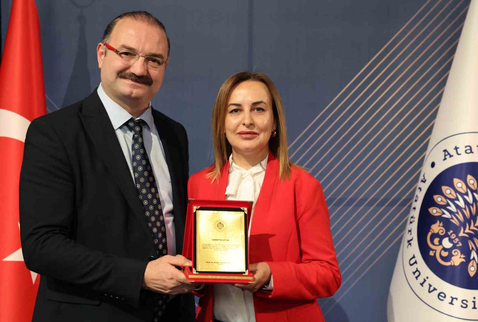 Atat&uuml;rk &Uuml;niversitesinde kurumsal vefa ve hizmet &ouml;d&uuml;lleri ile emek ve vefaya vurgu
