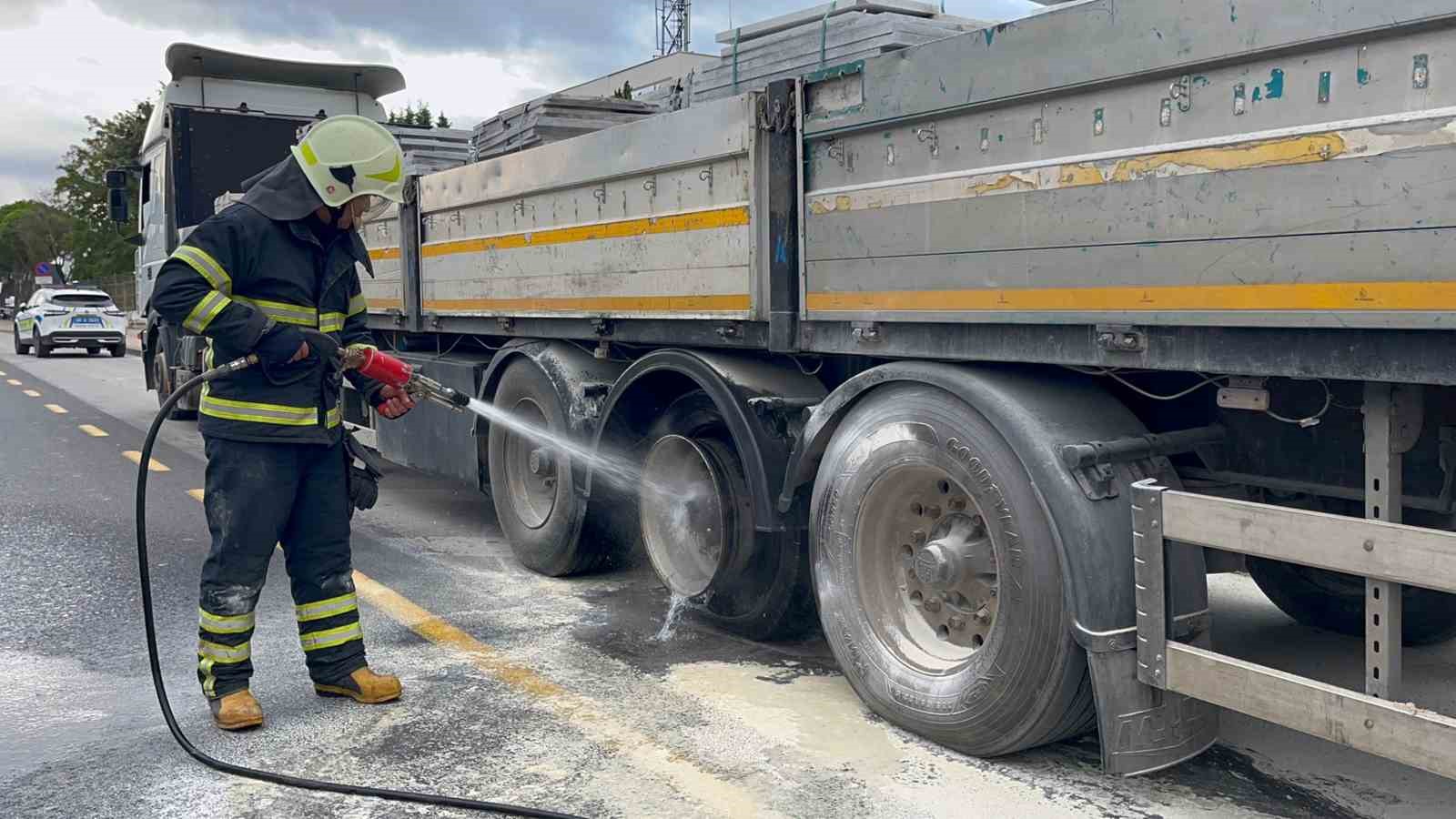 Freni tutmayan TIR&rsquo;ın balataları yandı

