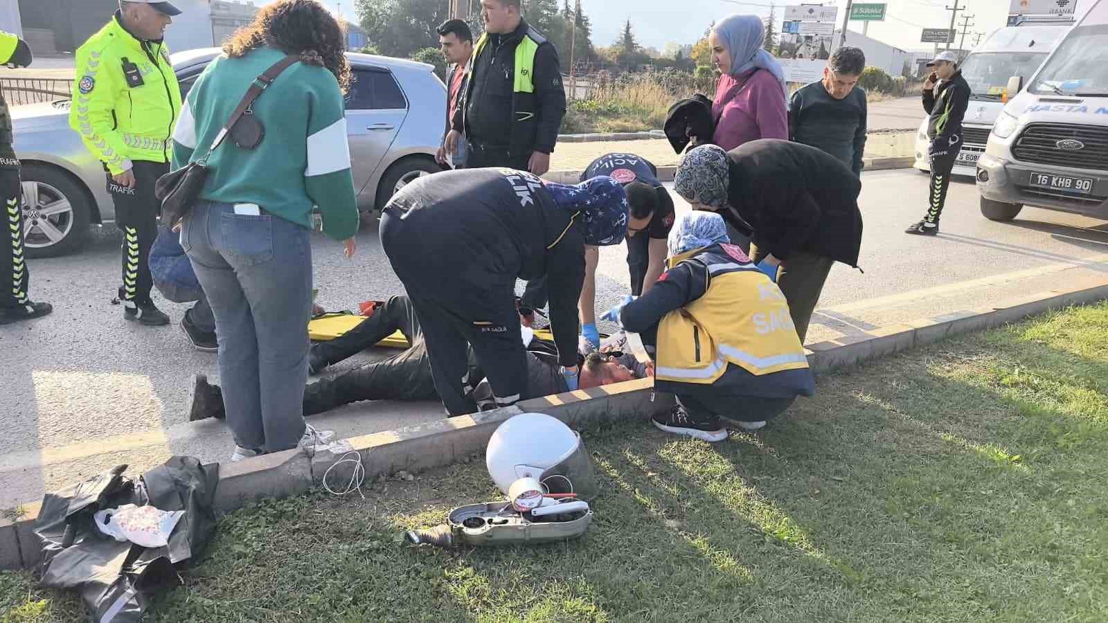 Arabaya bağlanıp iple &ccedil;ekilen motosiklet kaldırıma savruldu: 1 yaralı

