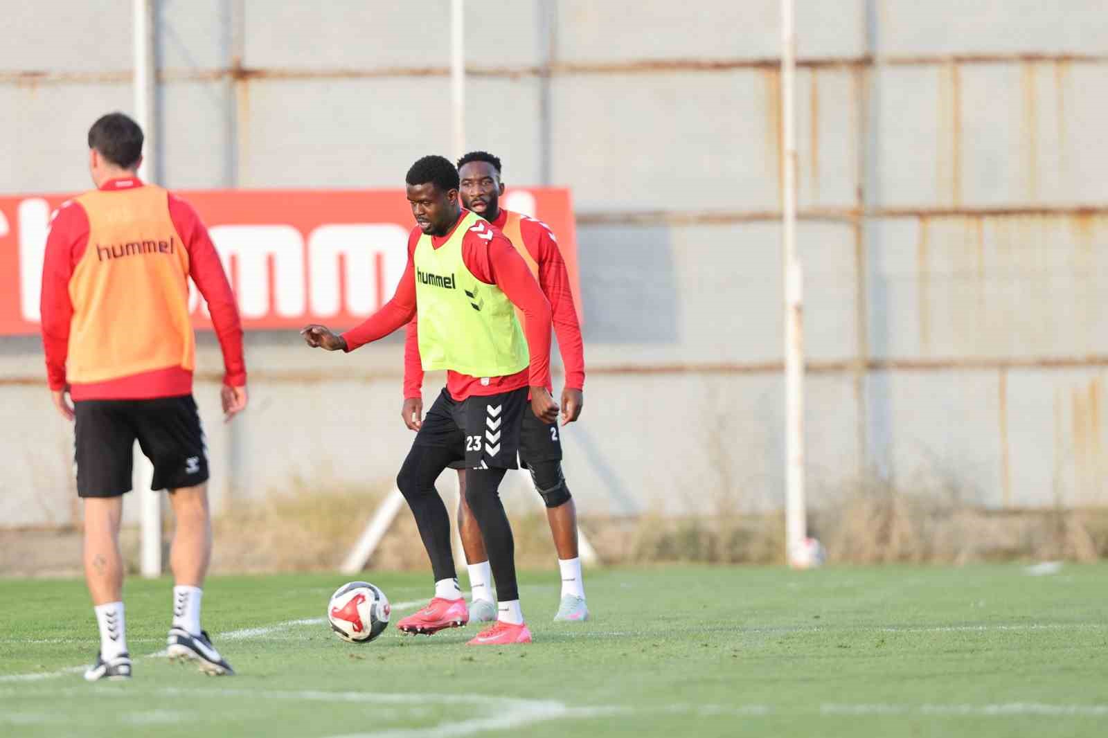 Sivasspor&rsquo;da Hatayspor mesaisi s&uuml;r&uuml;yor
