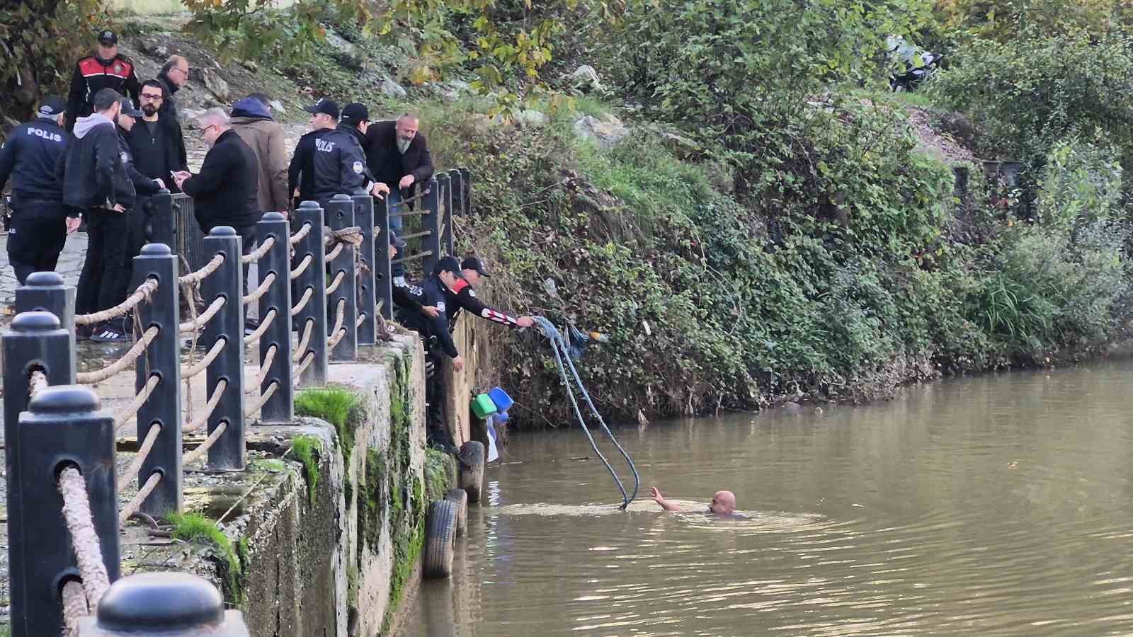 Eşiyle tartıştı, ırmağa atladı

