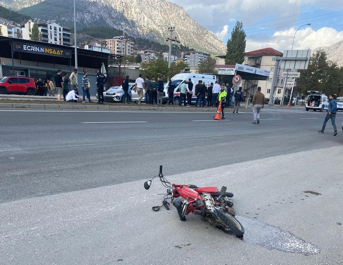 Kaza anı kamerada: Otomobille &ccedil;arpışan motosikletin s&uuml;r&uuml;c&uuml;s&uuml; ağır yaralandı

