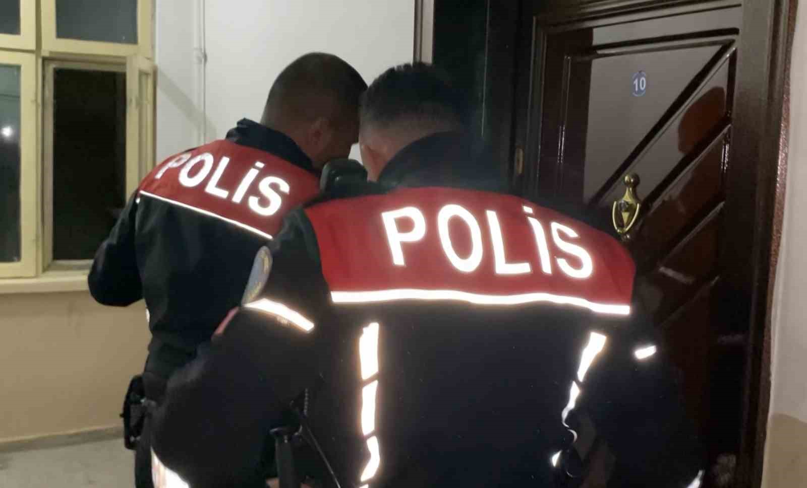 Apartmandan gelen çığlıklar polisi alarma geçirdi
