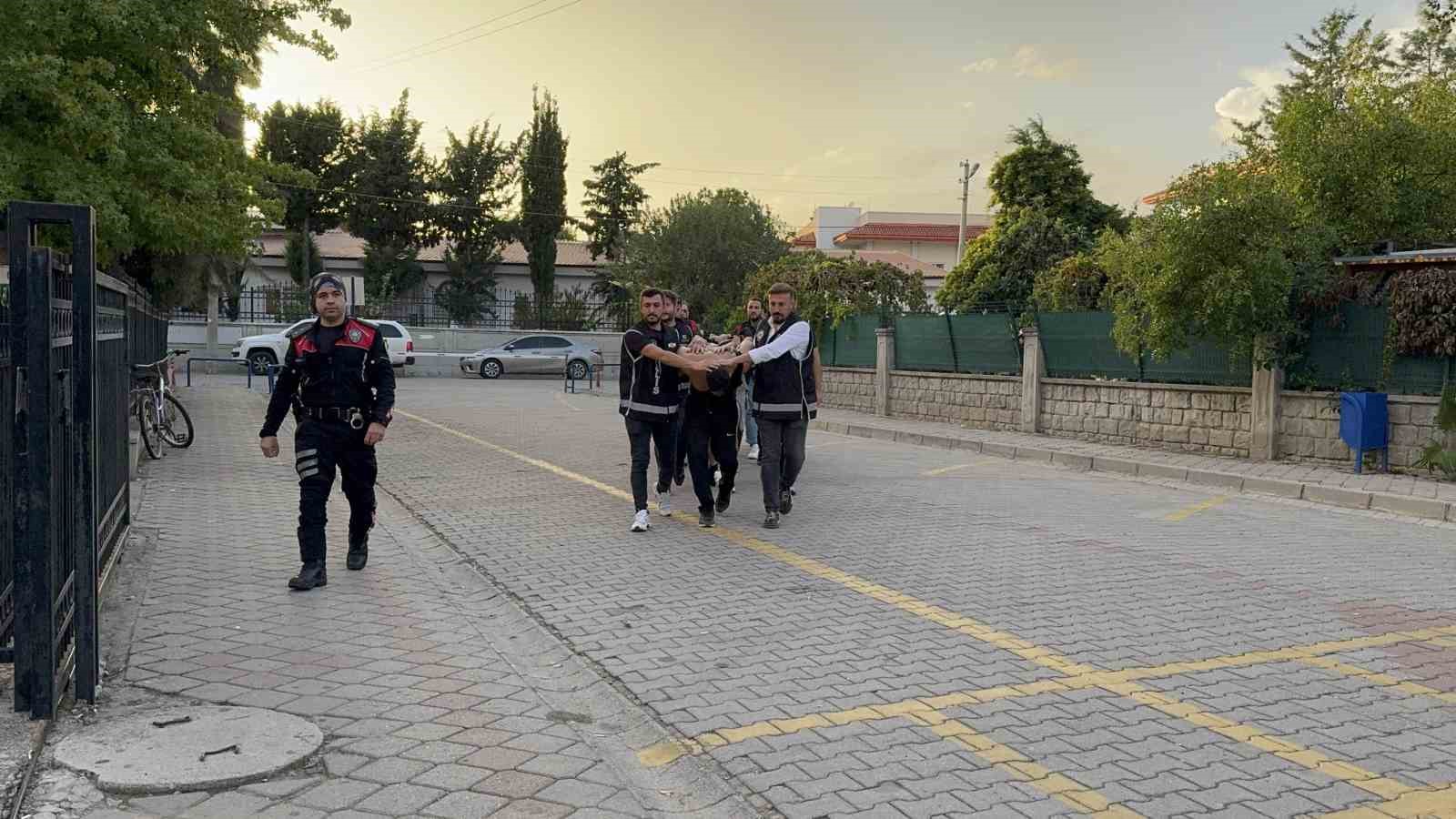 Fethiye&rsquo;de polise ateş a&ccedil;an ş&uuml;pheliler adliyeye sevk edildi
