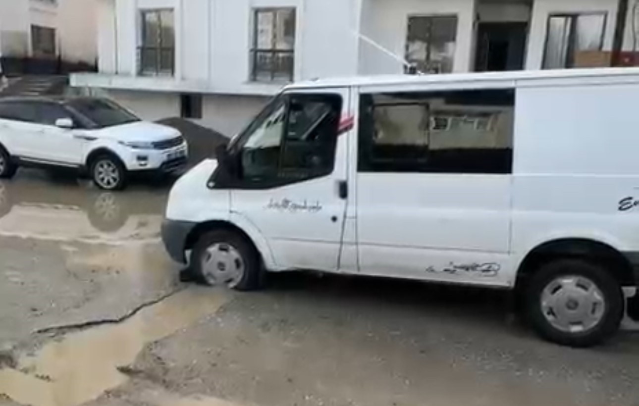 Yüksekova’da sağanak yağış hayatını olumsuz etkiledi