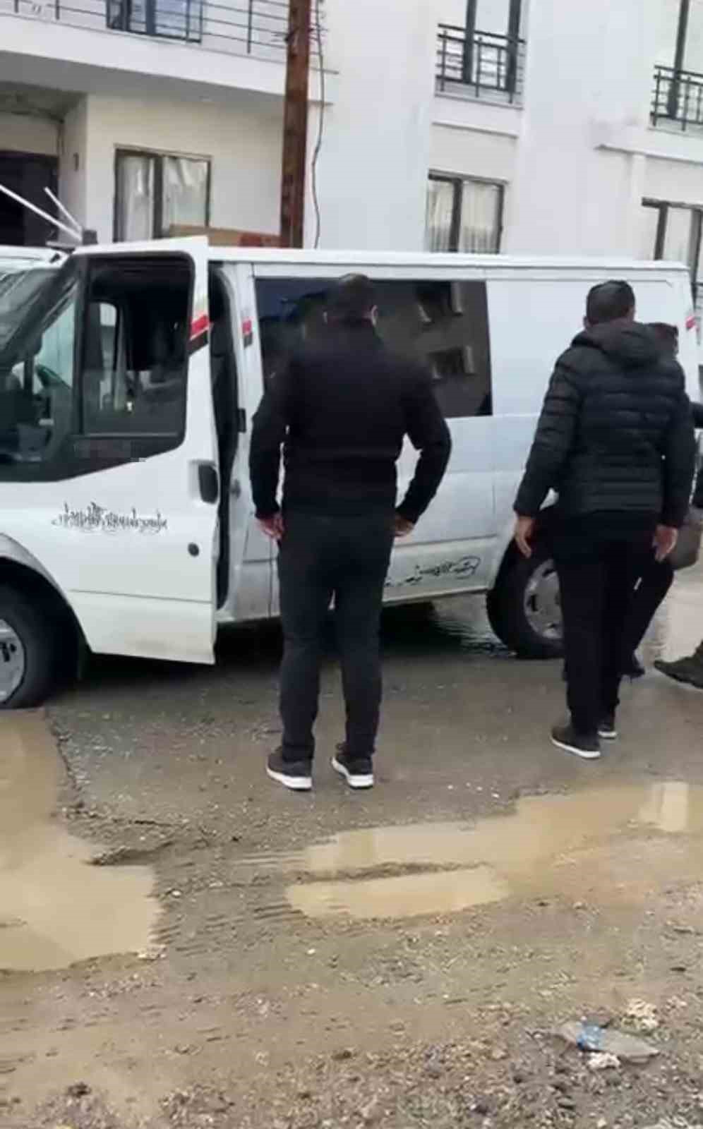 Yüksekova’da sağanak yağış hayatını olumsuz etkiledi