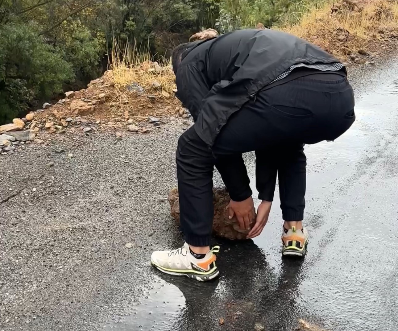 Şemdinli-Derecik karayoluna düşen kaya parçalarını dağcılar temizledi