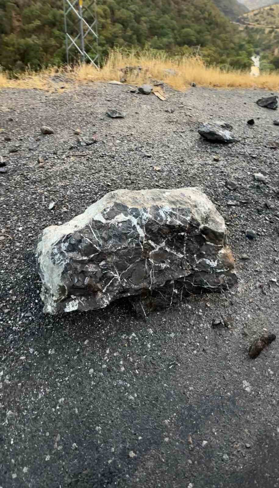 Şemdinli-Derecik karayoluna düşen kaya parçalarını dağcılar temizledi