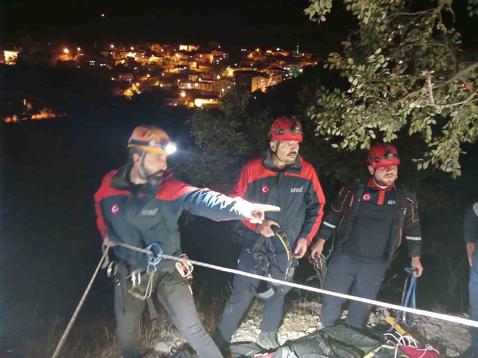 Kayalıklarda mahsur kalan şahıs AFAD ekiplerince kurtarıldı