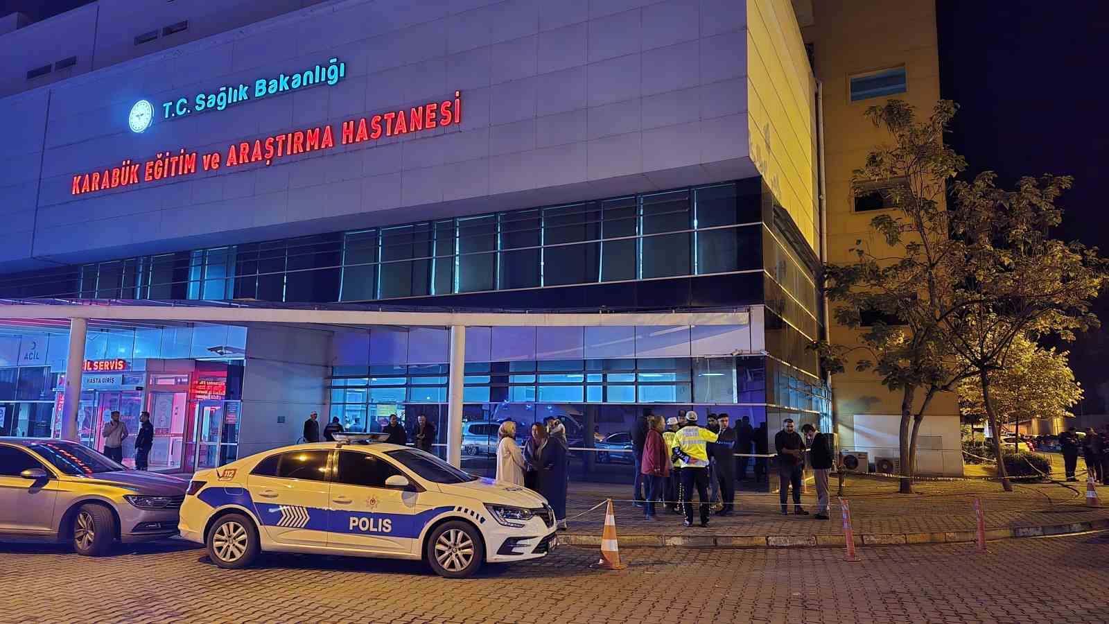 Hastane &ouml;n&uuml;nde kendini vurdu
