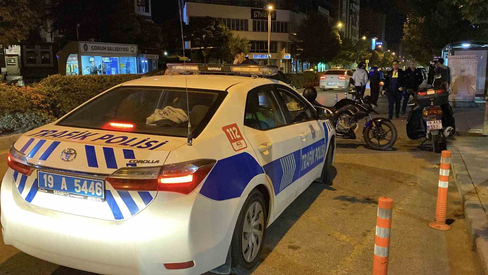 Çorum’da otomobille çarpışan motosiklet otobüs durağına daldı: 1 yaralı