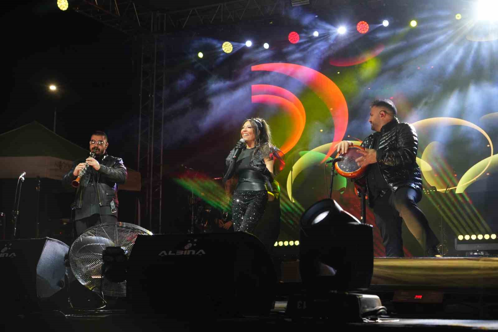 Işın Karaca, Niğdelilere unutulmaz bir gece yaşattı