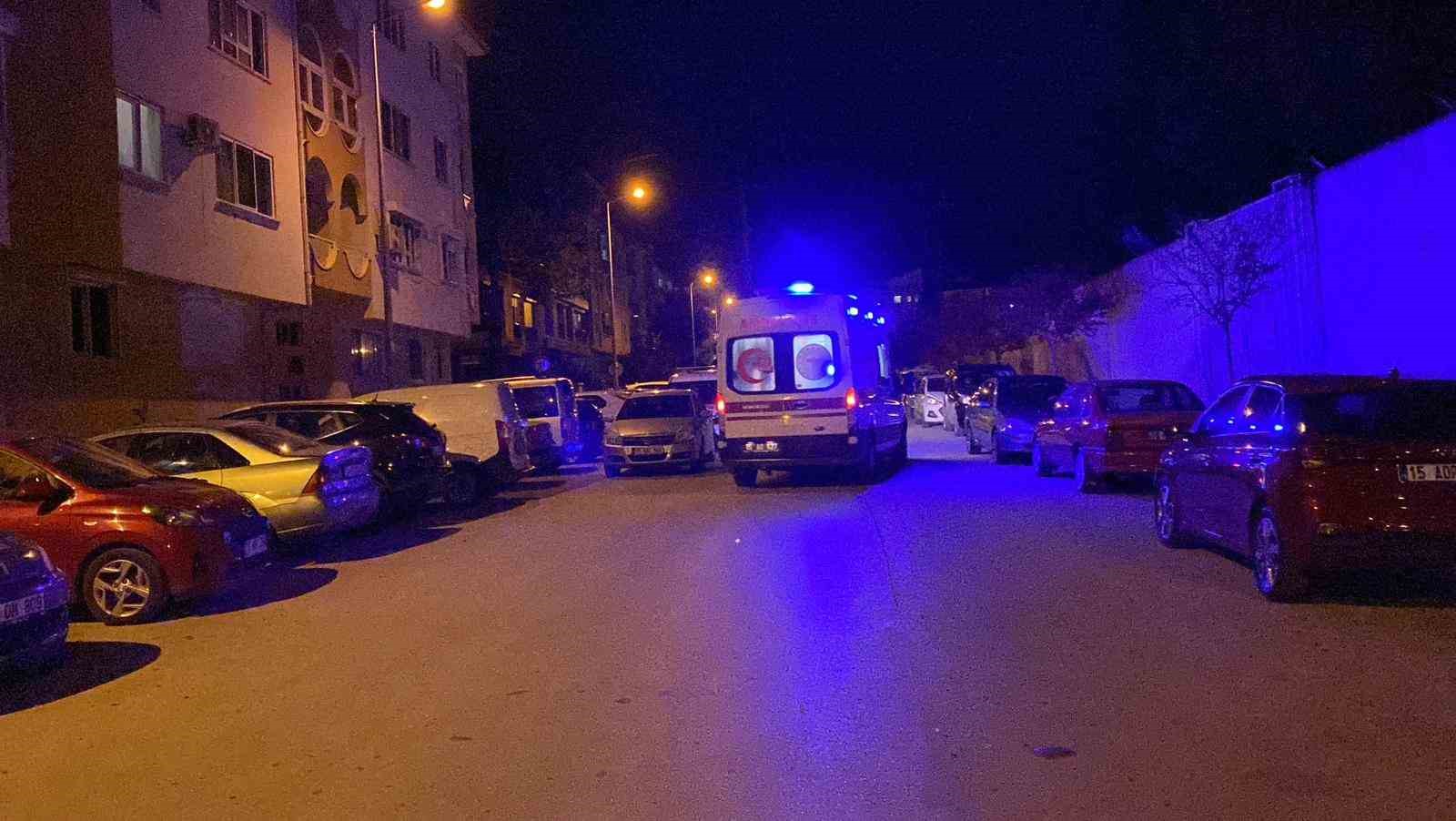 Evlerindeki asma tavan üzerlerine çöktü, deprem oluyor sandılar :1 yaralı
