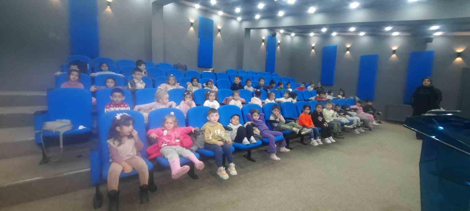 Anaokulu &ouml;ğrencilerine sinema keyfi
