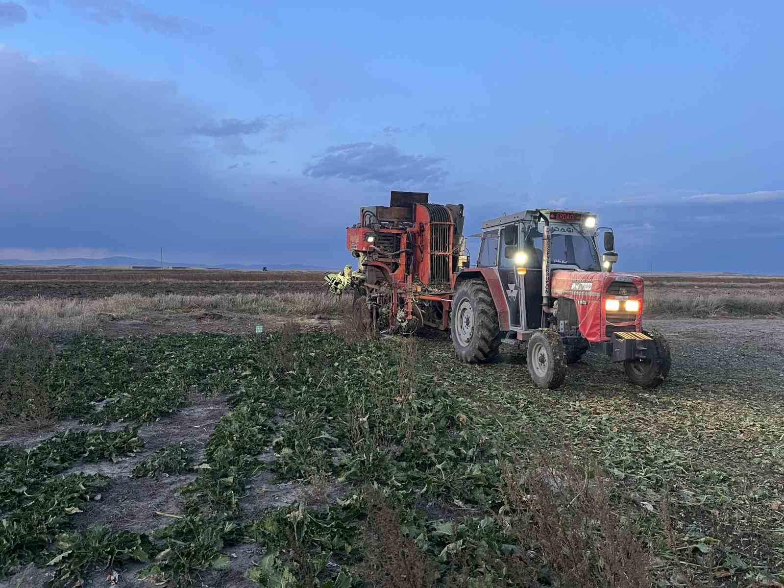 Kars&rsquo;ta şeker pancarı hasadında yoğun mesai: &Ccedil;ift&ccedil;iler zamanla yarışıyor
