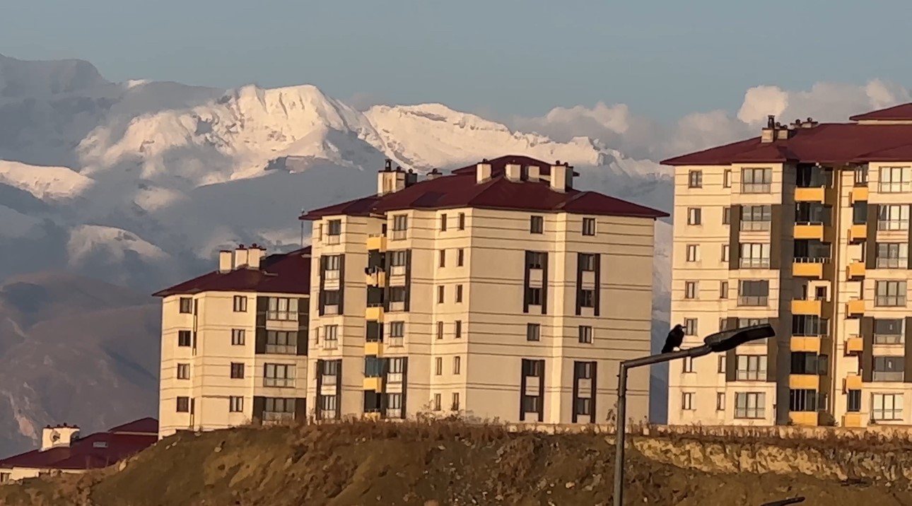 Yüksekova Cilo Dağı yeniden beyaza büründü