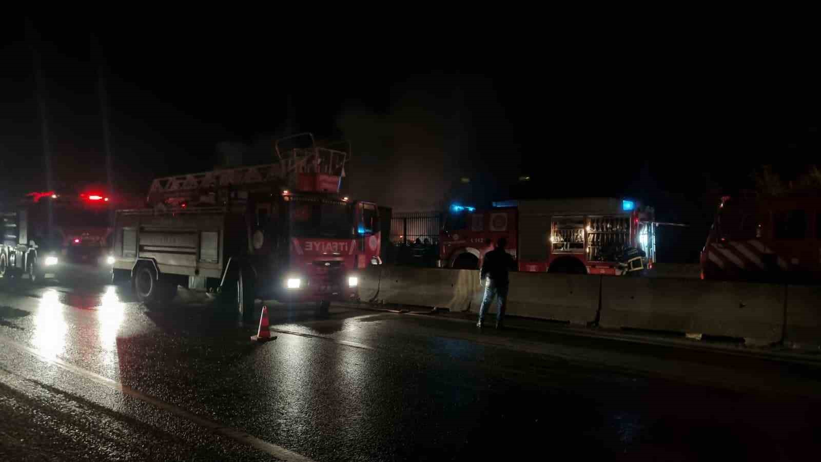 Yalova’da seyir halindeki tır alevlere teslim oldu