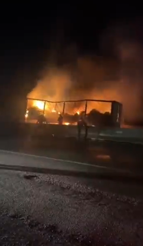 Yalova’da seyir halindeki tır alevlere teslim oldu
