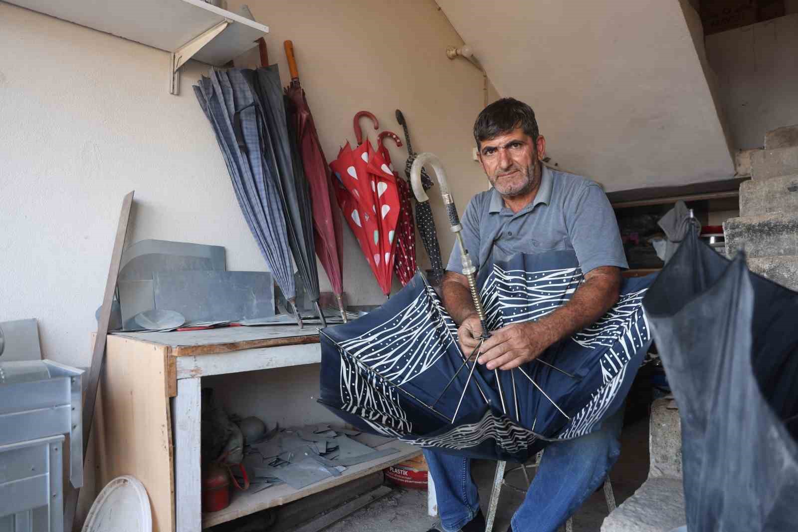 Hatay’da şiddetli yağışlar şemsiye tamircisinde yoğunluğu artırdı