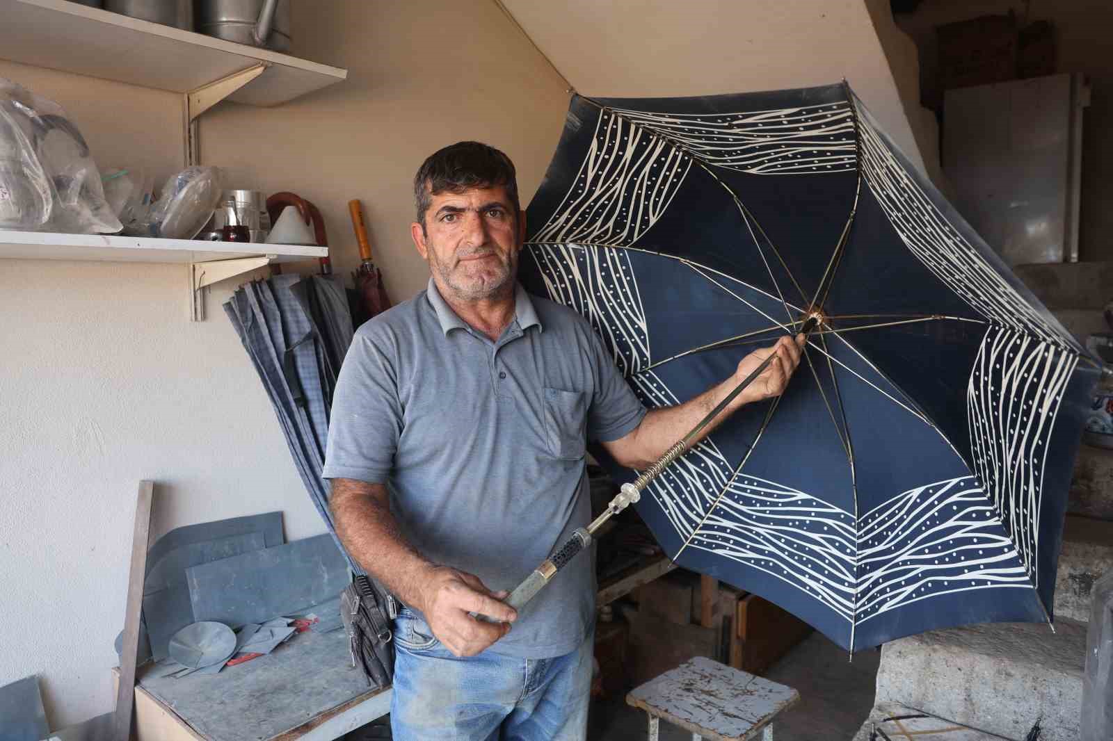 Hatay&rsquo;da şiddetli yağışlar şemsiye tamircisinde yoğunluğu artırdı
