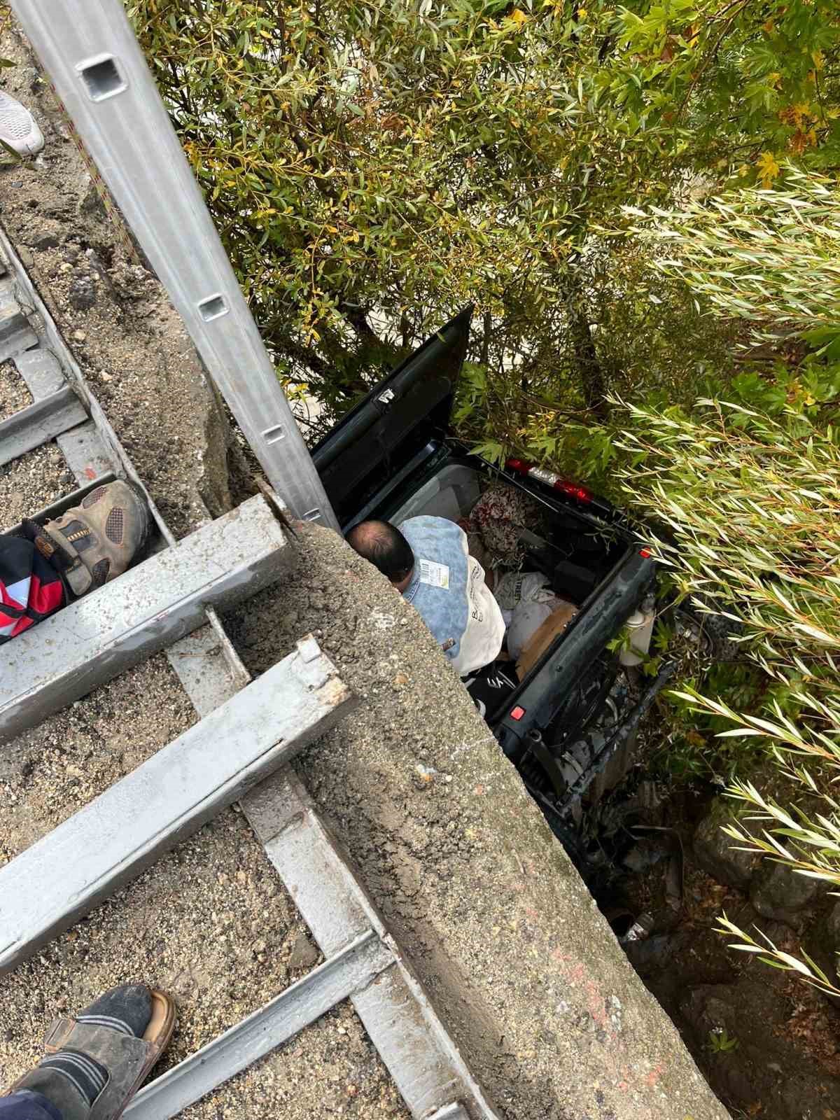 Köprüden uçan otomobil ağaç dallarında asılı kaldı: 2 yaralı