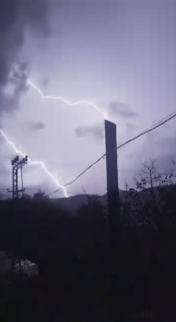 Şimşekleri g&ouml;r&uuml;nt&uuml;lemek isterken, yakın noktaya isabet eden yıldırımla deprem oldu sandı
