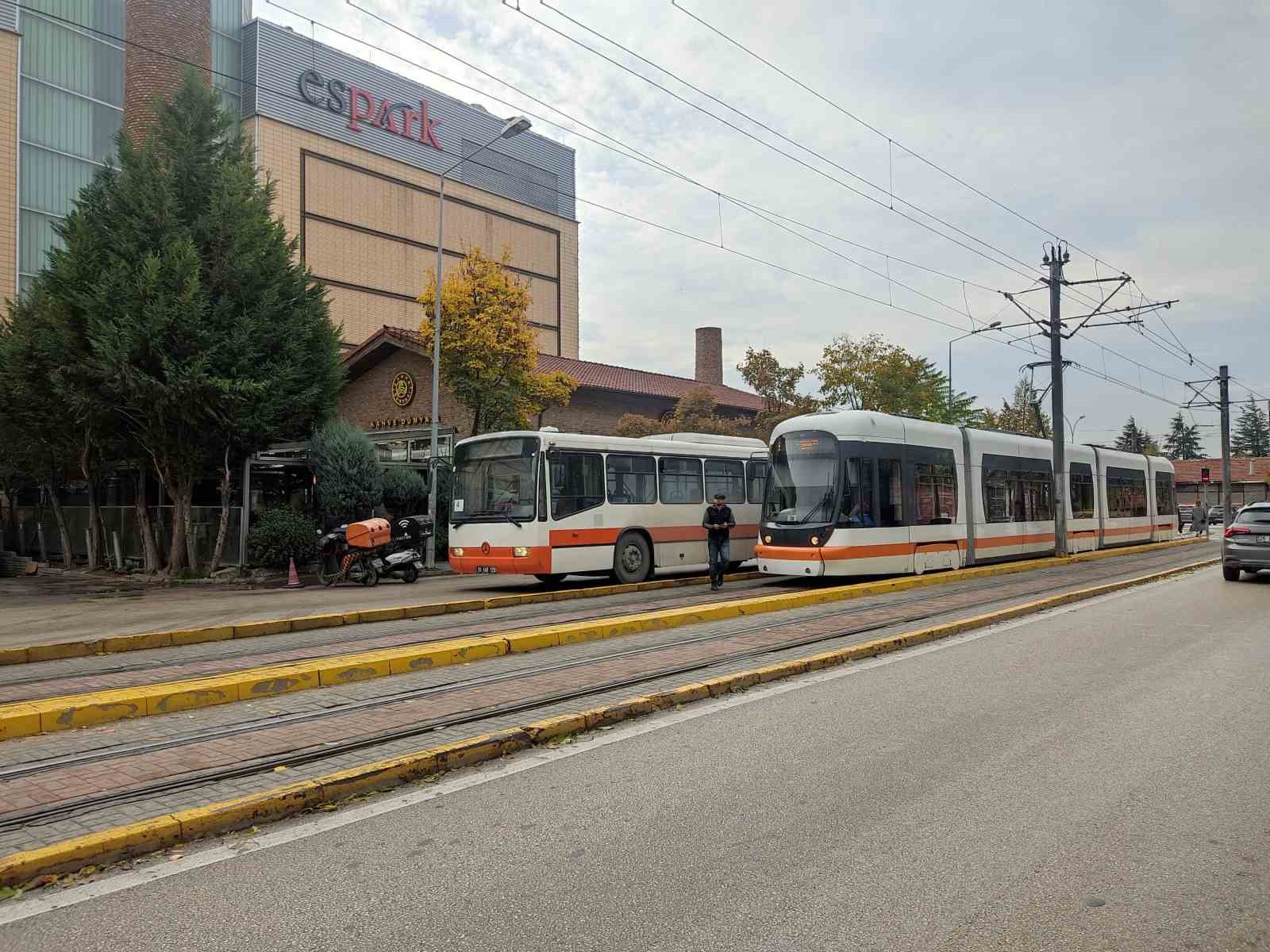 Kontrolden &ccedil;ıkan tır tramvay yoluna girdi, seferler aksadı
