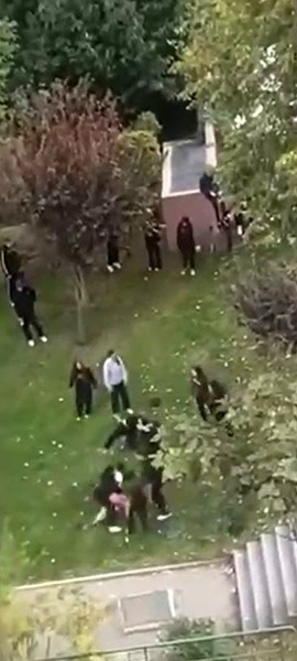 Başakşehir’de lise öğrencileri birbirine girdi: Tekmeler havada uçuştu

