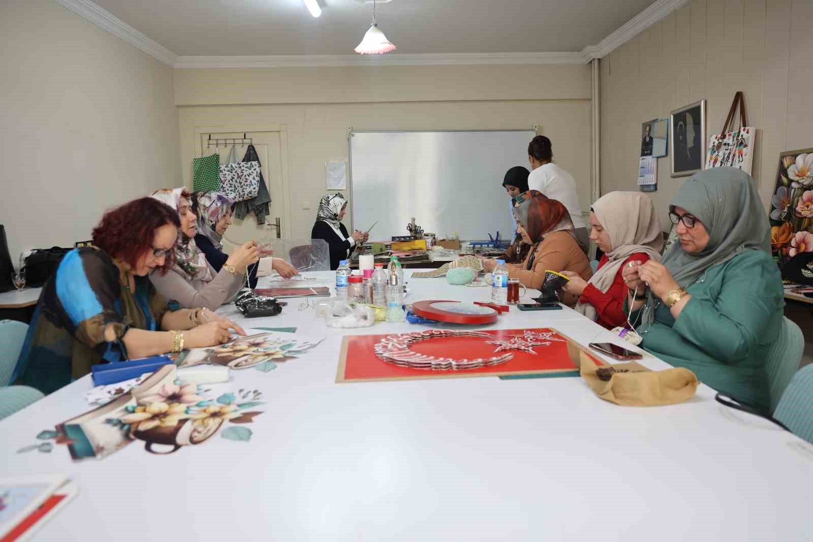 Kadınlar, el sanatları kursunda hem &ouml;ğreniyor hem de ev ekonomisine katkı sağlıyor
