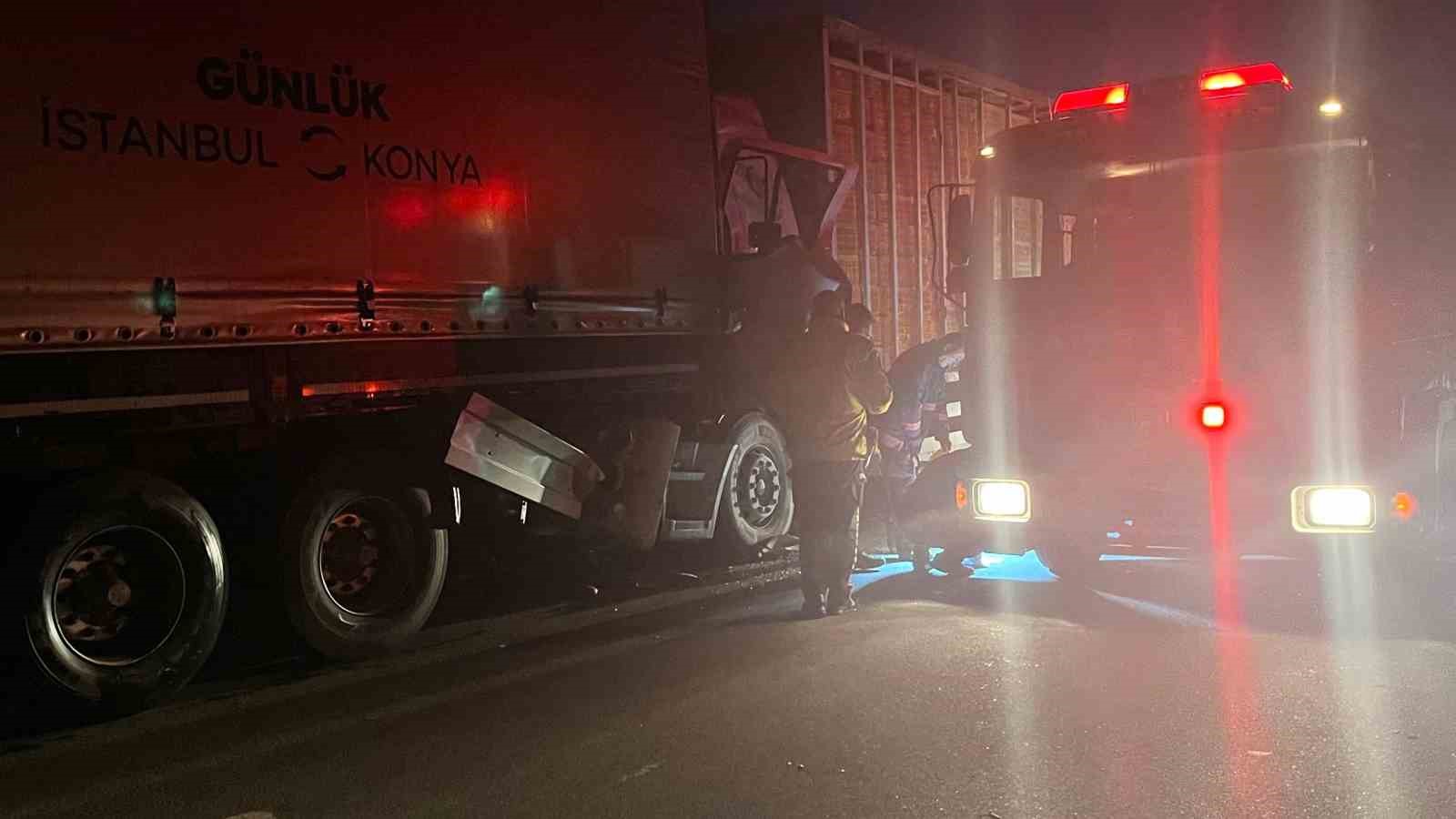 Canlı tavuk yüklü tır başka bir tıra arkadan çarptı: Kabinde sıkışan sürücüyü itfaiye kurtardı
