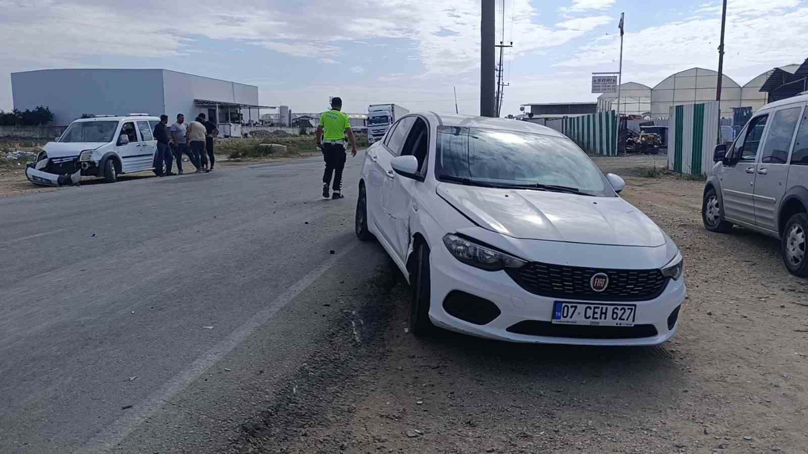 Antalya’da ’U’ dönüşü yapan hafif ticari araçla otomobil çarpıştı: 1 yaralı