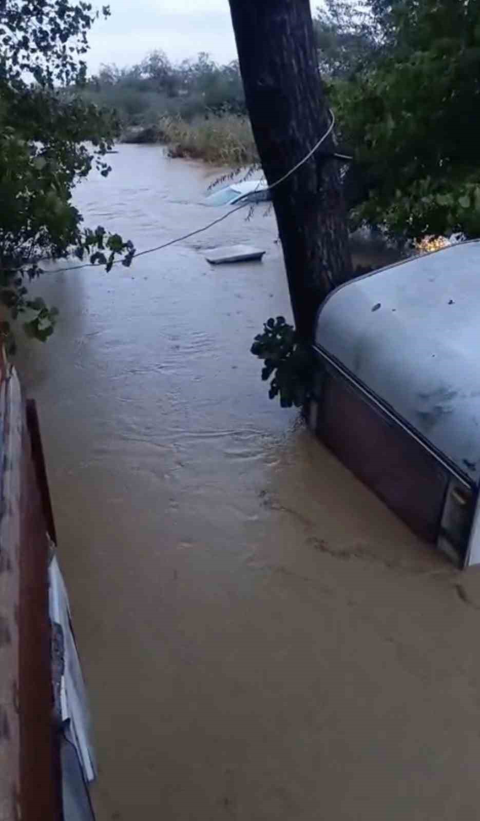 Gökçeada’da sel; bazı iş yerleri ve evler sular altında kaldı toprak kayması yolları kapattı
