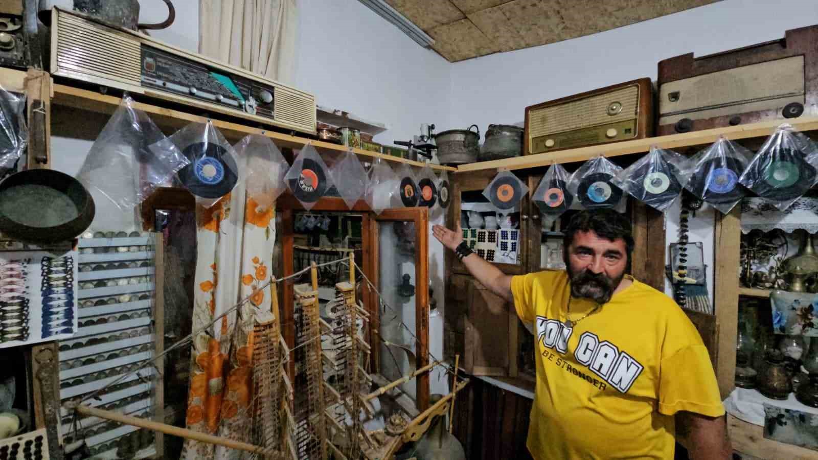 25 yıldır antika biriktirerek geçmişin izlerini günümüze taşıyor