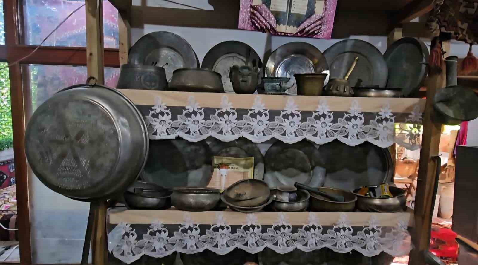 25 yıldır antika biriktirerek geçmişin izlerini günümüze taşıyor
