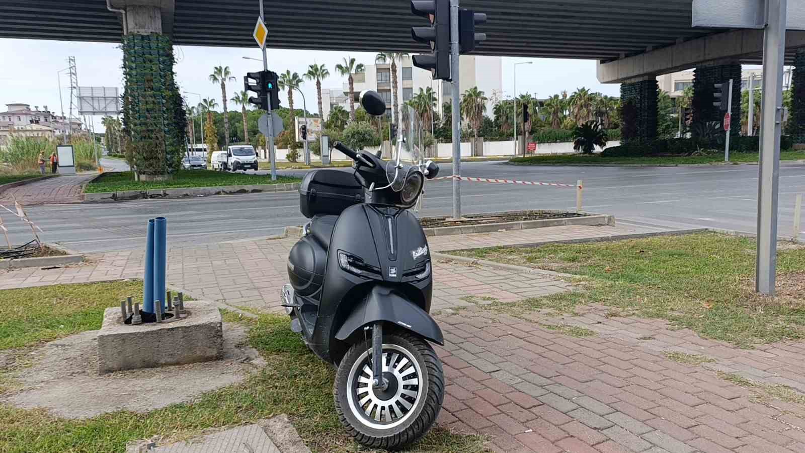 Manavgat’ta devrilen motosikletin sürücüsü yaralandı