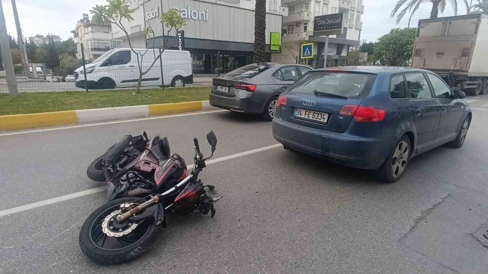 Yaya geçidinde duran otomobile çarpan motosikletli yaralandı