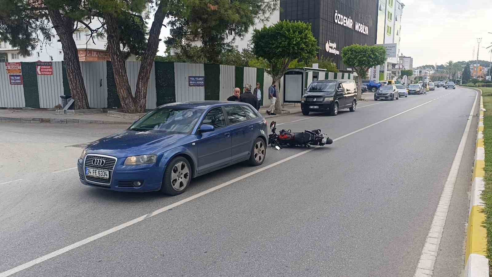 Yaya geçidinde duran otomobile çarpan motosikletli yaralandı